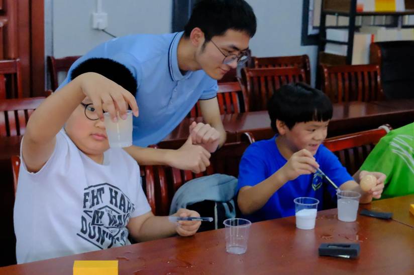 图为孩子们做鸡蛋科普小实验